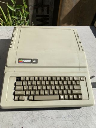 Vintage Apple Iie 2e Personal Computer A2s2064