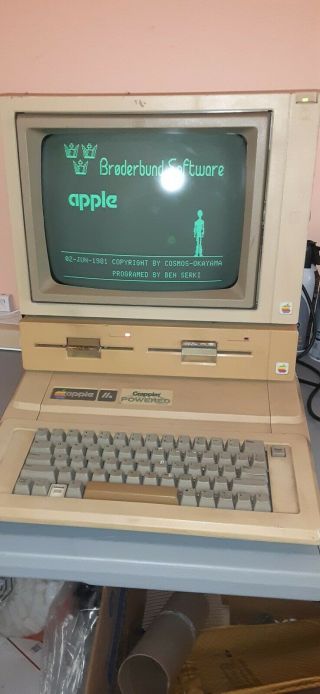 Vintage Apple Iie Computer With Monitor & Duo Disk