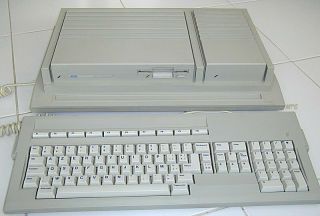 Vintage Atari Mega ST4 computer with keyboard 2