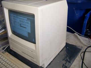 Macintosh SE Model M5011 with 20MB HD,  4MB RAM,  800K Floppy,  System 6,  KB,  Mouse 3