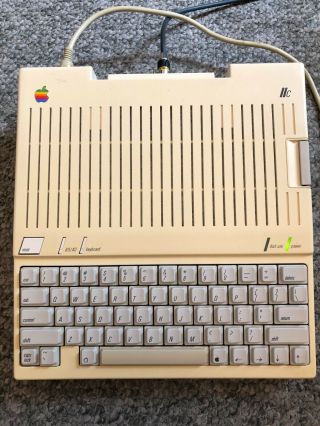 Apple Iic 2c Computer With Case And Software A2s4100 //c