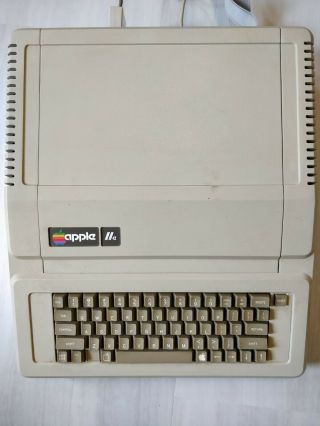 Functional Apple iie Computer with accessories 3