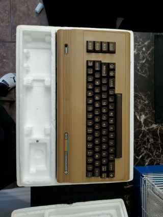 VINTAGE COMMODORE 64 COMPUTER only W/BOX 2