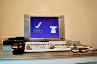 Commodore Amiga 1200 Computer in E X C E L L E N T 2