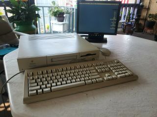 Apple Macintosh Performa 6115cd With Keyboard And Mouse.