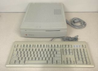 Vintage Apple Macintosh Iisi Computer M0360 Powers On With Keyboard