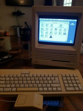 Vintage Apple Macintosh Se Computer Model M5011 W/ Keyboard,  Mouse And Case