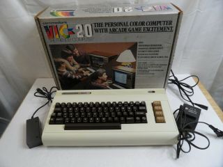 Early Made In Usa Commodore Vic - 20 Personal Home Computer With Box