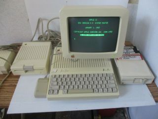 Apple Iic A2s4000 W/ Monitor W/ Mouse & 2 Disks Drives