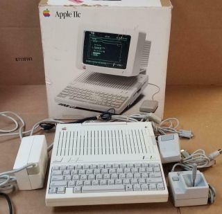 Apple Iic Computer With Accessories A934w