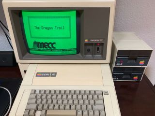 Apple Iie 2e Computer & Monitor Iii 3 Duo Disk Drive And Bootstrapping Cables