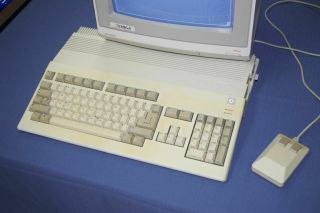 Amiga 500 Computer - 1MB Agnus - Denise - A501,  PS,  Mouse,  Book,  OS1.  3 2