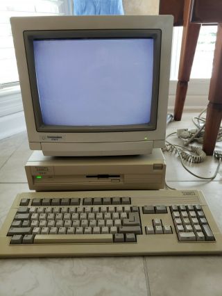 Commodore Amiga 3000 With 1084s Monitor And Keyboard 3