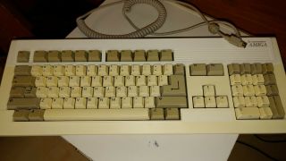 Commodore Amiga 4000/040 Desktop & Keyboard 3