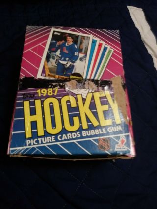1987 - 88 Topps Hockey Box (36 Packs/box) (see Scan)