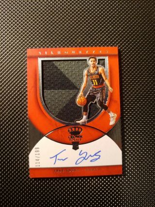 2018 - 19 Crown Royale Trae Young Silhouette Rookie Jersey Auto Rc 114/199