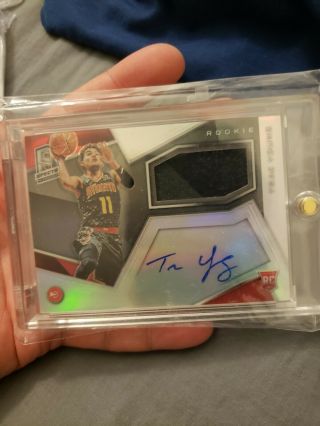 2018 - 19 Trae Young Spectra Rookie Jersey Auto/299 Hawks