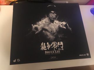 Bruce Lee - Enter The Dragon - 1/6 Figure Set By Hot Toys Dx04