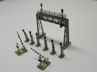 N Scale Signal Bridge,  Signals And Crossing Gates,  With Jeweled Lights