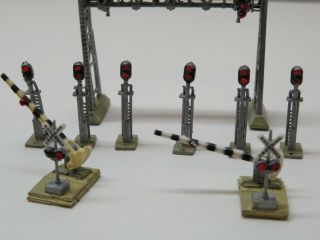 N Scale Signal Bridge,  signals and crossing gates,  with jeweled lights 3
