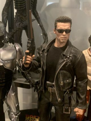 Hot Toys Terminator 2 T - 800 Mms117 1/6 Scale Figure W/ Bonus Custom Stand
