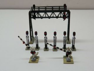 N Scale Signal Bridge,  Signals And Crossing Gates With Jeweled Lenses