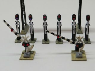 N scale signal bridge,  signals and crossing gates with jeweled lenses 2