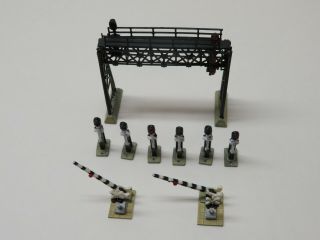 N scale signal bridge,  signals and crossing gates with jeweled lenses 3