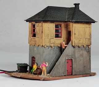 N Scale Signal Tower,  12v - Lit Interior,  Weathered - 3 Preiser Workers.