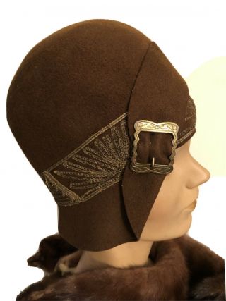 1920s Vintage Brown Felt Cloche Hat With Gold Trim