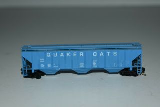 N Scale Unimate Quaker Oats 3 - Bay Covered Hopper 10004 C19561