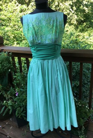 Vintage 1950s 60’s Green Cotton Embroidered Fit & Flare Swing Dress Small/med