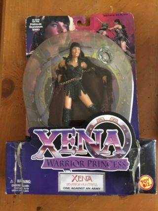 Toybiz Xena: Warrior Princess - - Warrior Huntress: One Against An Army Figure