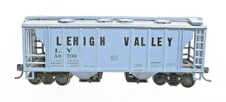 Lehigh Valley 2 Bay Covered Hopper Car - Ho Scale