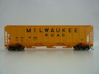 Ho 4427 Cu Ft 3 Bay Covered Hopper Lettered For The Milwaukee Road