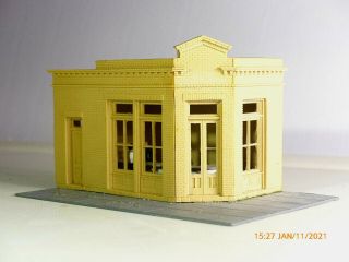 Corner Bank Building With People Visible Through Windows Ho Scale Pre - Built Kit