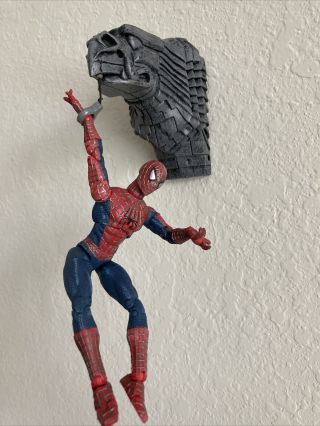 Poseable Spider - Man With Gargoyle Ledge Marvel Action Figure Toybiz 2002