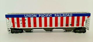 Ho Scale Up Union Pacific Red White & Blue Covered Hopper Car 74444