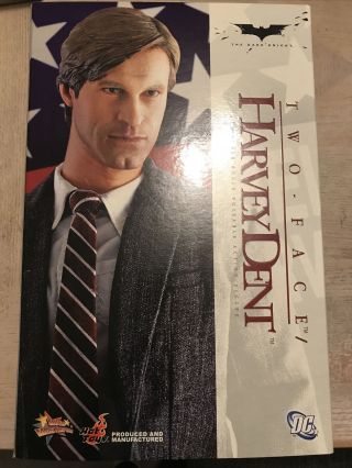 Hot Toys Two Face Harvey Dent The Dark Knight 1/6 Figure
