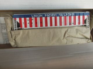 Athearn Union Pacific Red White & Blue 54 Ft Covered Hopper Kit Nr