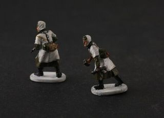 1:72 Scale Two WWII German Soldiers Figures in Winter Combat Uniform Model 2