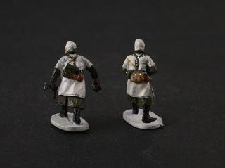 1:72 Scale Two WWII German Soldiers Figures in Winter Combat Uniform Model 3