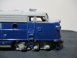 VINTAGE HO SCALE BLUE AND GRAY ENGINE USES BANDS TO TURN THE WHEELS 2