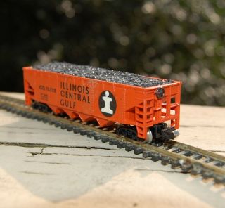 Model Power N 4 Bay Long Hopper With Removable Coal Load.