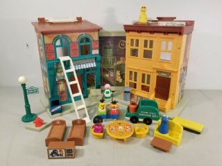Vtg.  Fisher Price Little People Play Family Sesame Street House 938 Complete