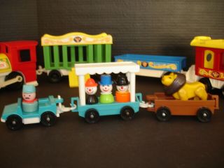 VINTAGE FISHER PRICE PLAY FAMILY CIRCUS TRAIN 991 & LOADED WITH 3
