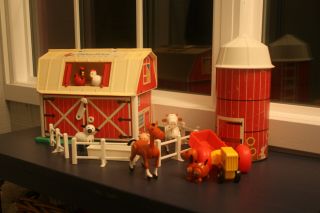 Vintage Fisher Price Farm Little People Mooing Barn & Silo Tractor Animals 1986