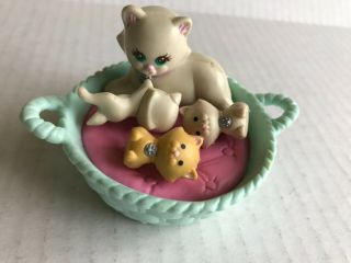 1993 Littlest Pet Shop Lps Kenner Mother Cat And 3 Kittens With Bed Toy Magnet