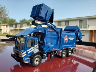 (never Opened) Republic Services Garbage Truck Diecast