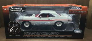 Highway 61 Diecast 1/18 Scale 1970 Dodge Challenger R/t 440 - 6 Pack White & Red